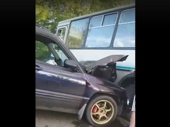 Автобус столкнулся с Subaru напротив ЗабИЖТа в Чите