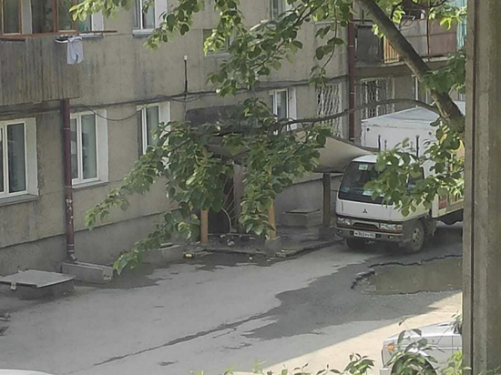 В Южно-Сахалинске мэрия спасает грузовик от уставшего козырька
