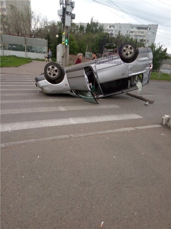 В Красноярске в ДТП перевернулась иномарка с пожилой женщиной за рулём
