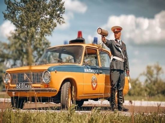 3 июля инспекторы ДПС в Красноярске патрулируют улицы на ретро-автомобилях