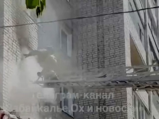 Пожарные по автолестнице вывели мужчину из горевшей квартиры в Чите