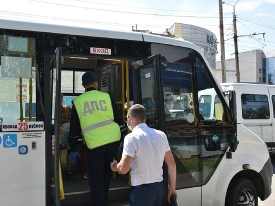 В Барнауле проверили, как носят маски в автобусах
