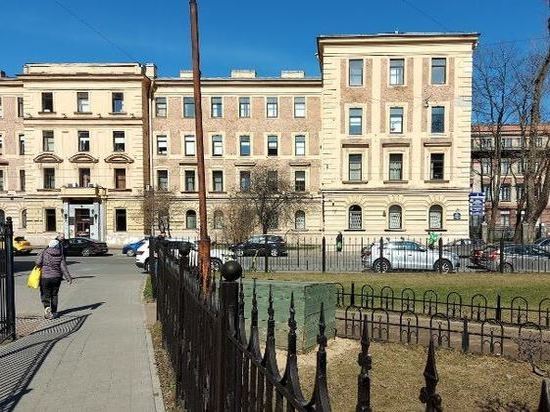 В Петербурге заметили рефрижератор для трупов около Первого меда