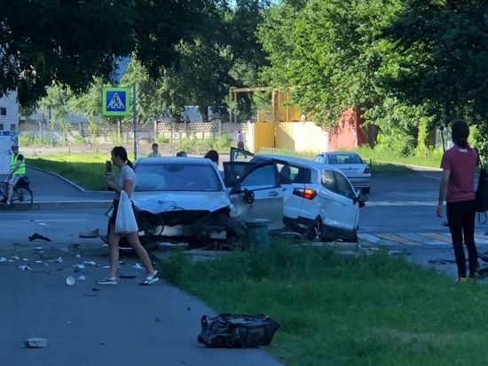 При столкновении Mercedes и Ford на Ивана Черных пострадала женщина