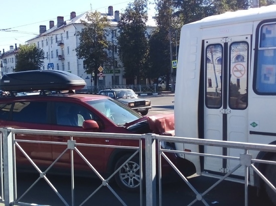 В Новгороде легковушка «поцеловала» впереди стоящий ПАЗик