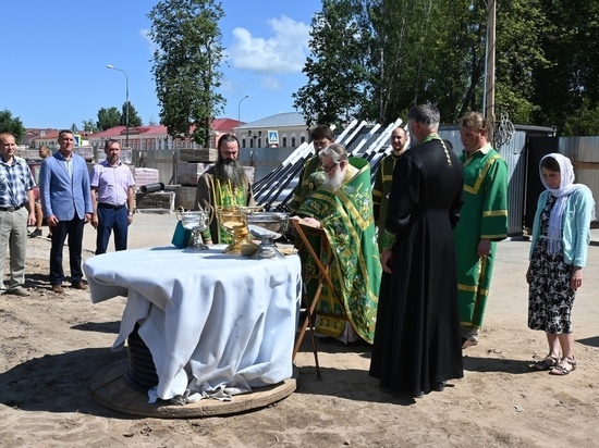 В Старой Руссе провели молебен, чтобы завершить реконструкцию набережной