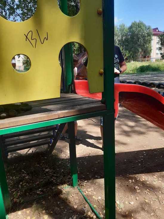 В Зеленодольске ребёнок застрял головой в отверстии на горке