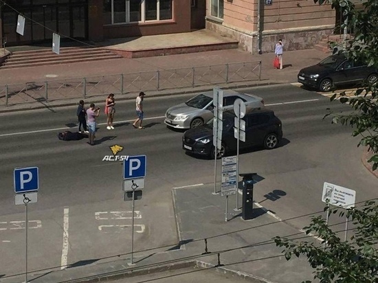 Девушка на самокате попала под колеса иномарки в центре Новосибирска