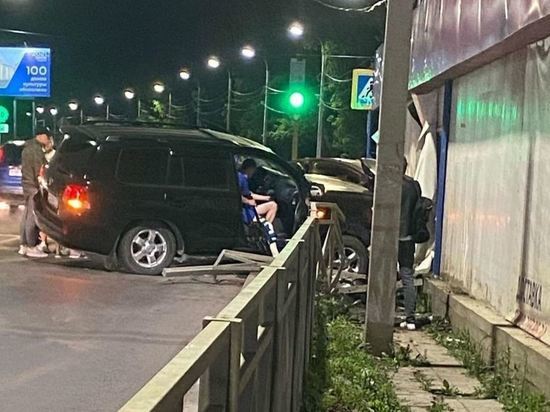 В Новомосковске две столкнувшиеся легковушки вылетели на тротуар и протаранили павильон