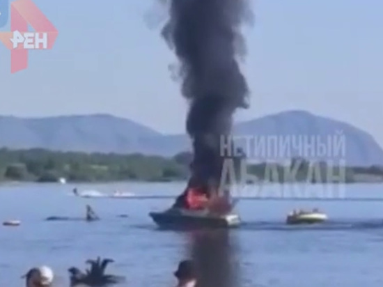 Катер сгорел на озере Лебяжьем в Красноярском крае