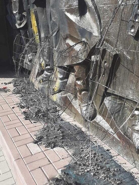 В Смоленске ищут вандалов, которые сожгли венки у мемориала Курган Бессмертия