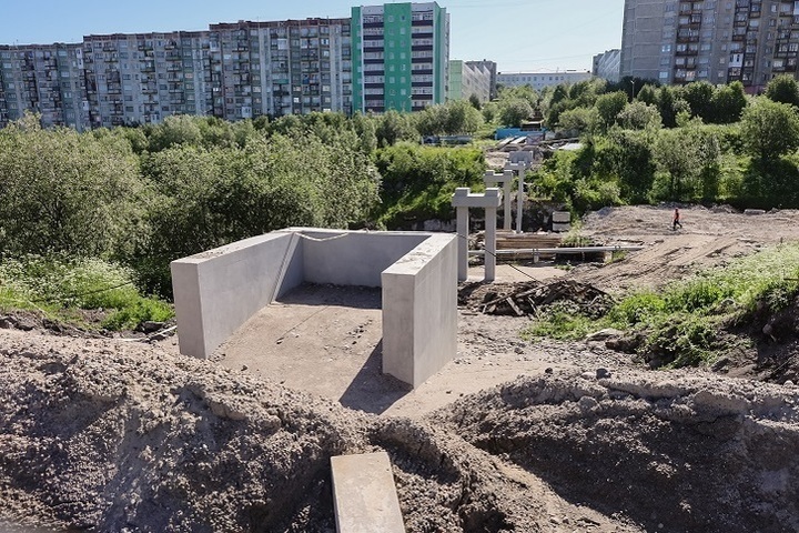 Строительство пешеходного моста в полярном