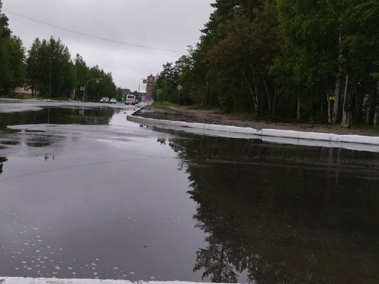 В воде дорога и тротуар: на отремонтированную дорогу жалуются жители Ноябрьска