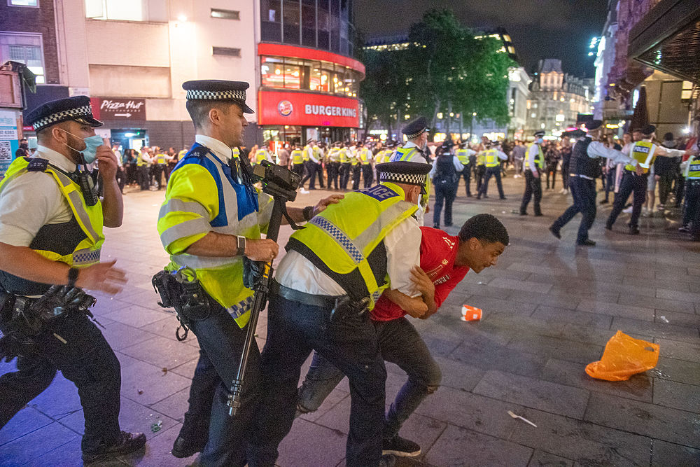 Английские фанаты подрались с полицией в честь победы сборной: фото побоища