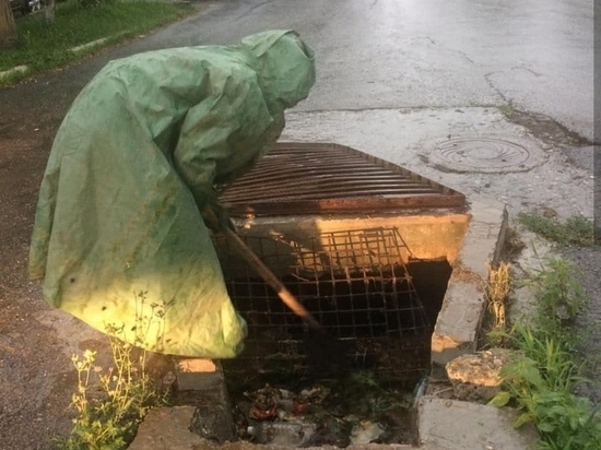 После залпового дождя в Новороссийске расчищают ливнёвки