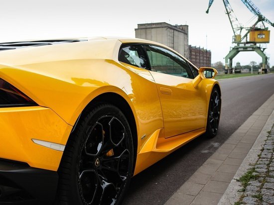 Водители на Lamborghini и Mercedes устроили уличные гонки в Кемерове