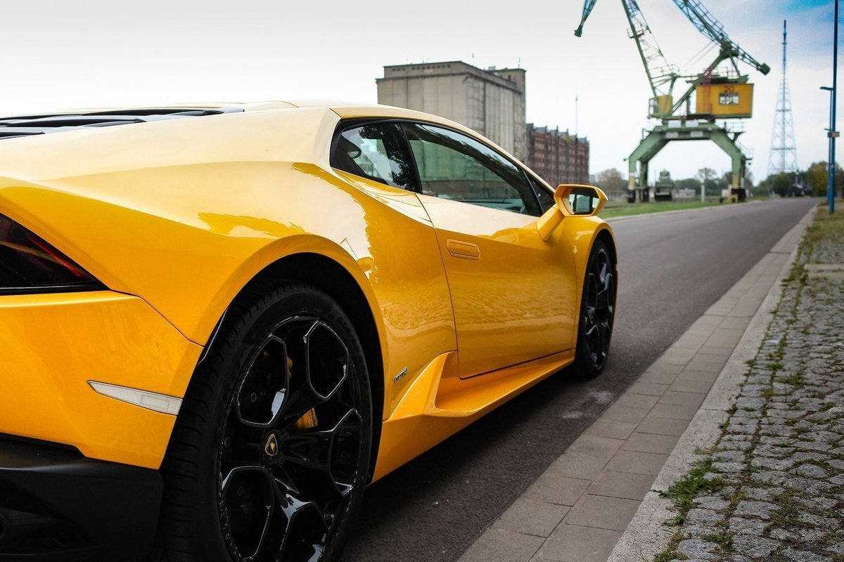 Водители на Lamborghini и Mercedes устроили уличные гонки в Кемерове - МК  Кузбасс