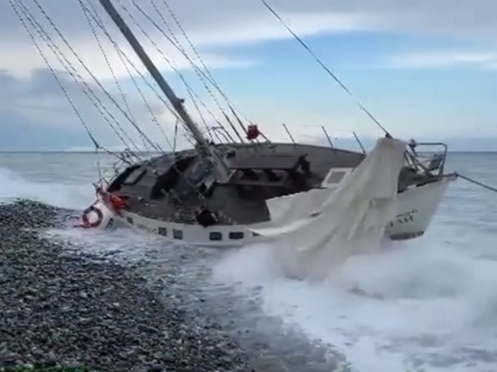 В Сириусе ураганным ветром выбросило на берег яхту