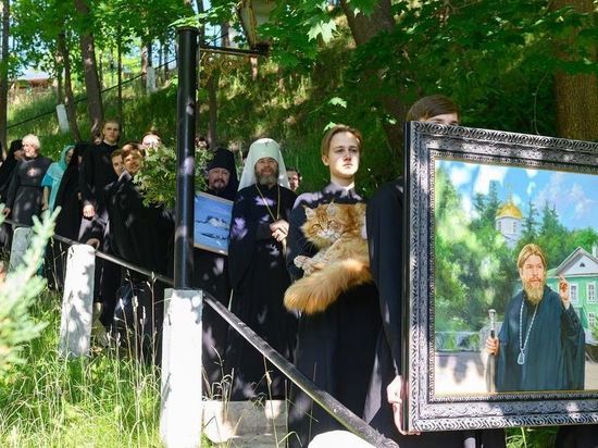Шествие с котом и подарками организовали в День рождения митрополита Тихона