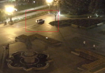 Ночью 4 июля камеры видеонаблюдения зафиксировали, как внедорожник «Нива Шевроле» на скорости съезжает по лестнице и рассекает по пешеходным зонам
