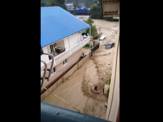 Опубликованы видео потопа в Сочи: машины под водой, люди плавают по улицам