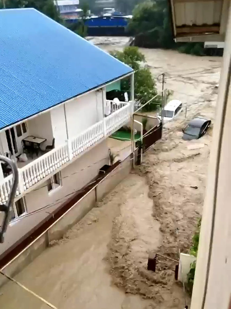 Сочи уходит под воду, туристов готовят к эвакуации: кадры наводнения