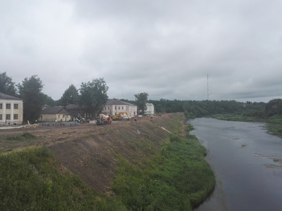 Велодорожку и тротуар строят на набережной в Боровичах