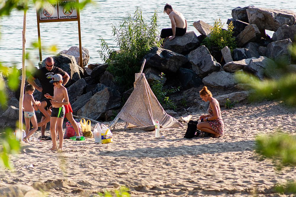 Пляжный сезон в разгаре: новосибирцы спасаются от жары в Обском море, несмотря на запреты Роспотребнадзора