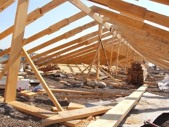 Мэрия Омска выделила 8 миллионов рублей на восстановление сгоревшей крыши дома в Лукьяновке