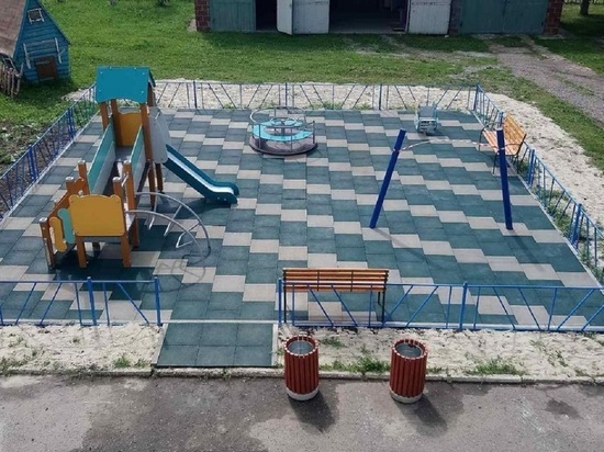 В трех детских домах Белгородской области сделали новые детские площадки