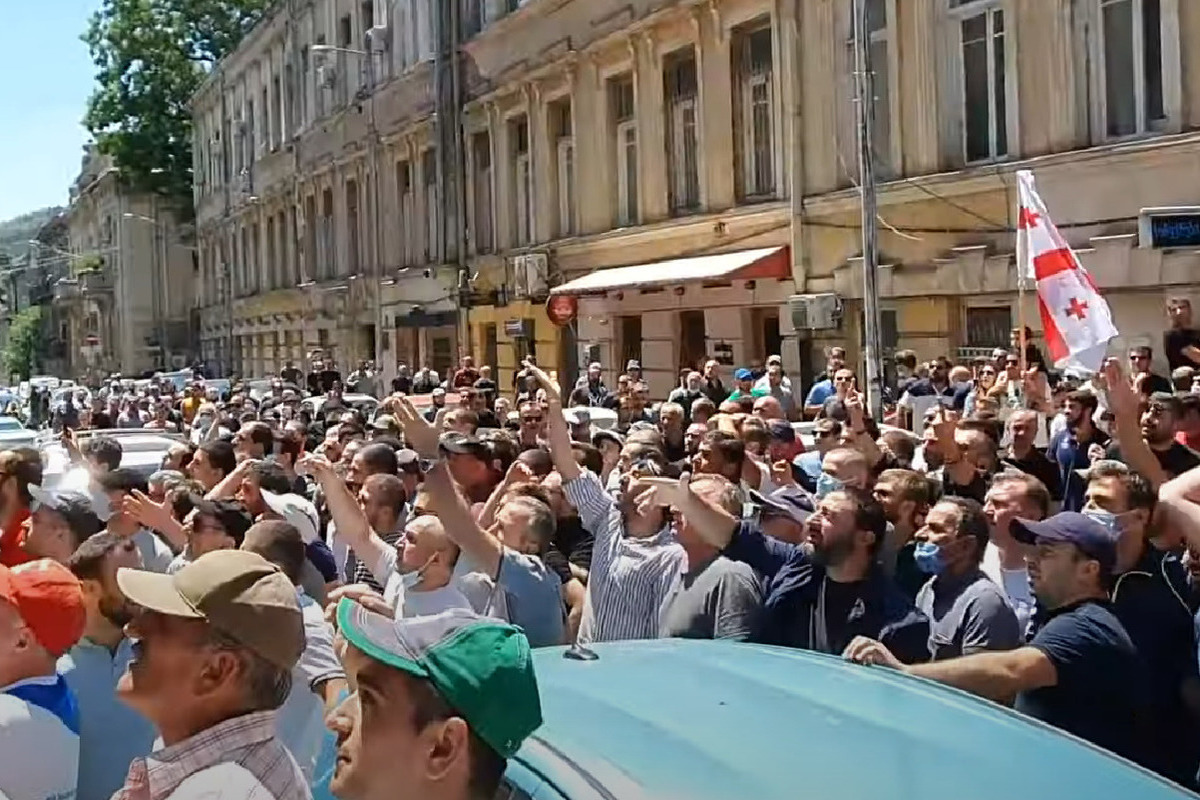 В Тбилиси умер оператор телеканала, избитый во время освещения акции ЛГБТ-сообщества