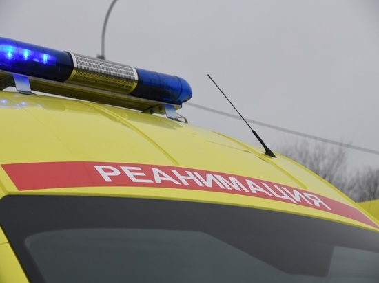 В Астраханской области опрокинулась иномарка, три человека пострадали