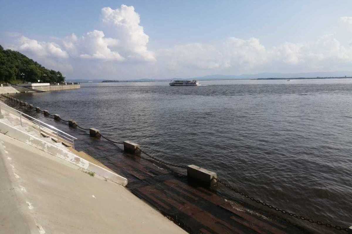 Вода в амуре у хабаровска на сегодня. Уровень Амура у Хабаровска. Набережная Комсомольска на Амуре. Набережная Комсомольска на Амуре 2022. Уровень Амура у Хабаровска в 2021 году ноябрь.