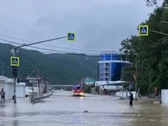 В Туапсинском районе река вышла из берегов и затопила трассу