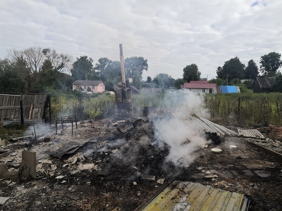 В Ярцевском районе много часов тушили несколько строений: все частное хозяйство уничтожено