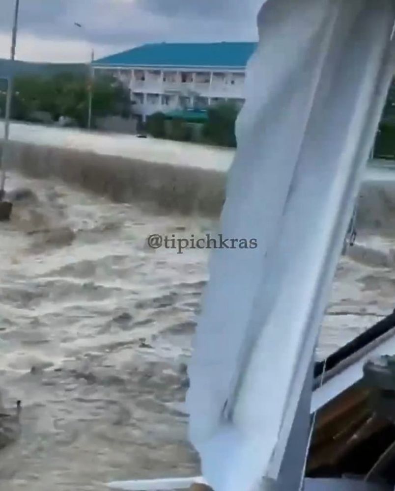 Кадры страшного потопа из Лермонтово: улицы оказались почти на одном уровне с морем