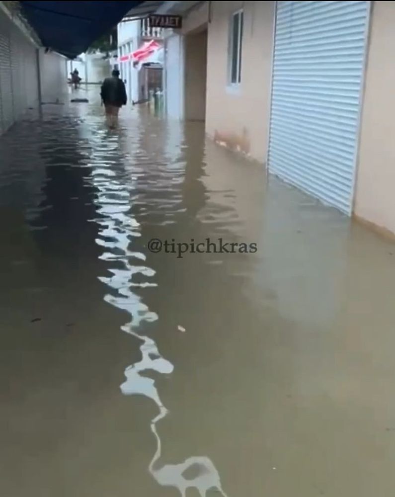 Кадры страшного потопа из Лермонтово: улицы оказались почти на одном уровне с морем