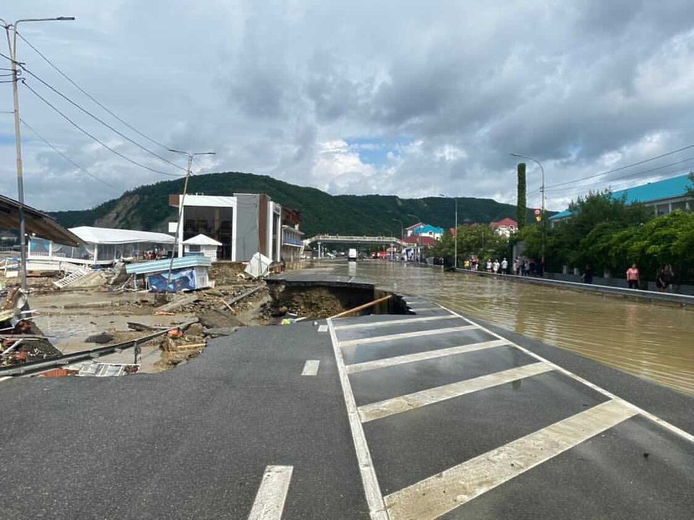 Потоп на Черноморском побережье продолжается: страшные кадры