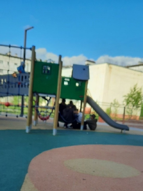 Матерятся и «парят» вейп на детской площадке: на юных нарушителей порядка жалуются жители Надыма