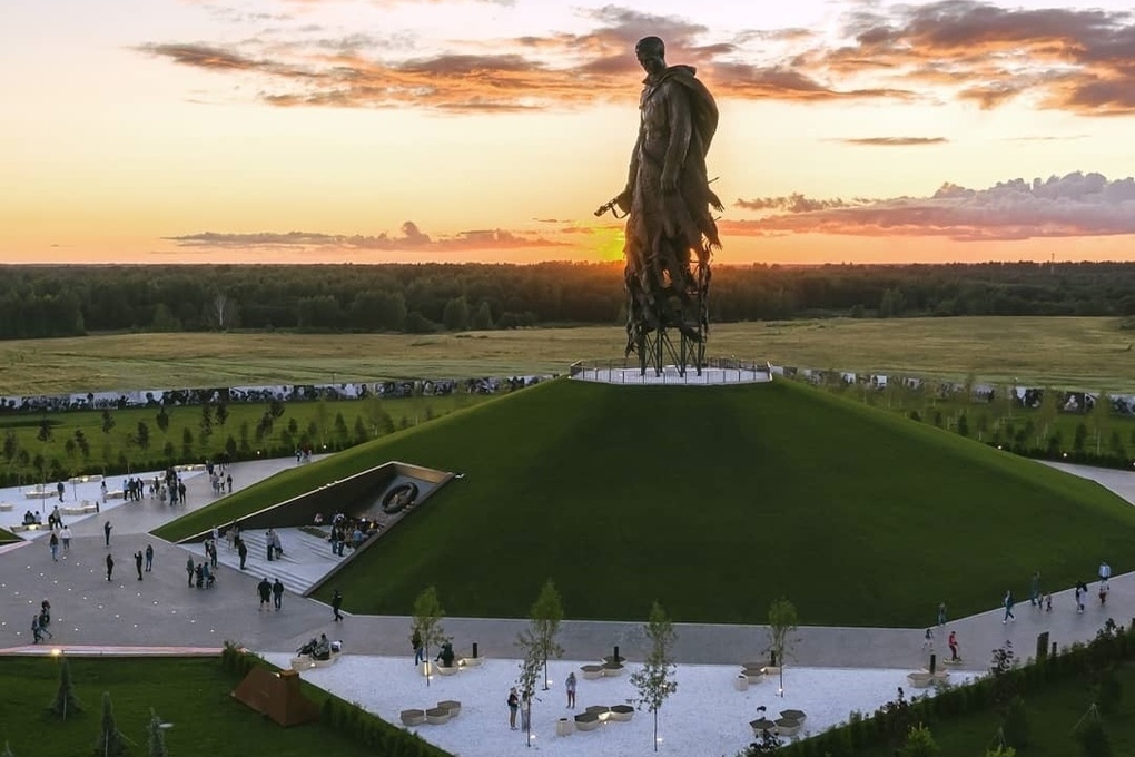 Памятник под ржевом с журавлями фото с подсветкой