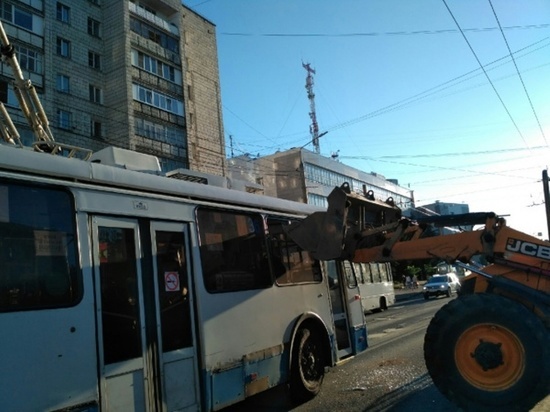 Костромские казусы: троллейбус столкнулся с экскаватором