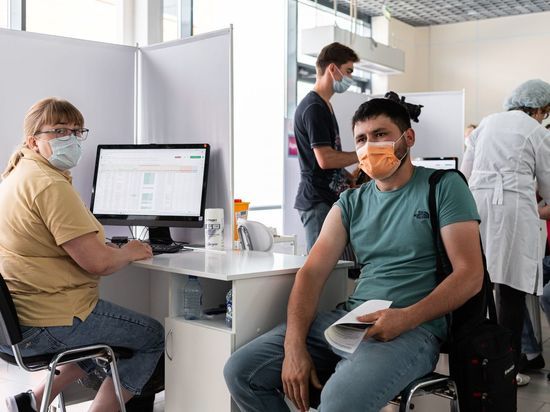 В середине июня властями Москвы была объявлена обязательная вакцинация от коронавируса для 60% работников сферы услуг и общепита