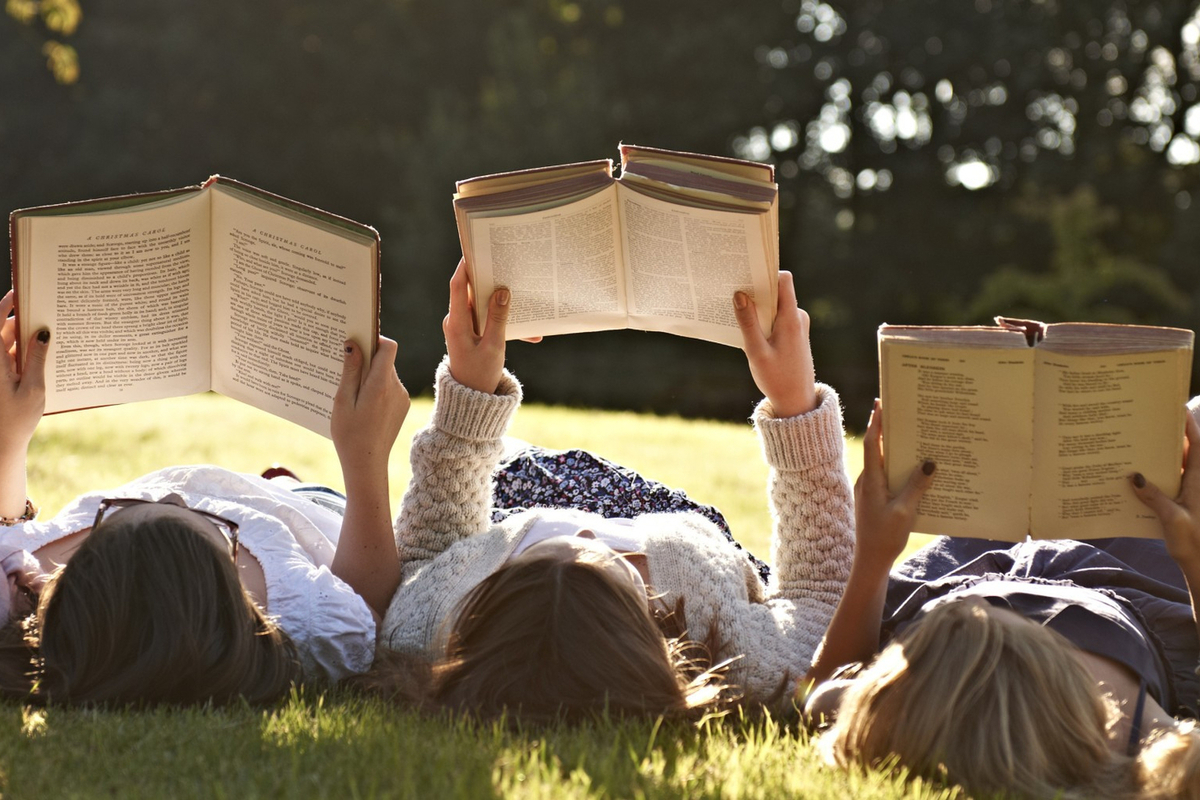 Чтение книг. Друзья читают книгу. Чтение в парке. Лето с книгой.