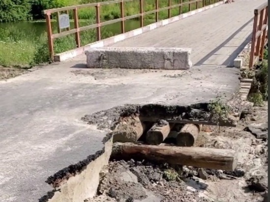 В Курске на Боевке у пешеходного моста через Тускарь разрушился асфальт