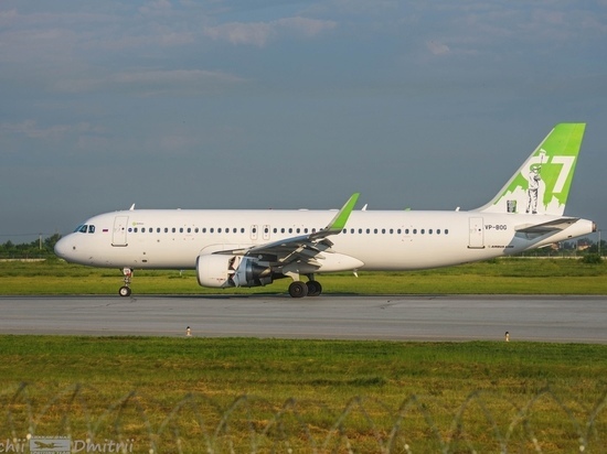 В аэропорту Абакана сфотографировали белый самолет с зеленым художником на хвосте