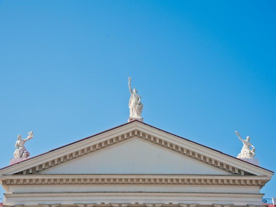 В Волгограде реставрируют статуи муз на крыше НЭТа