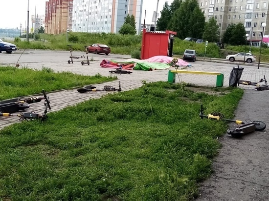 Жители Томска пожаловались на валяющиеся на проезжей части самокаты