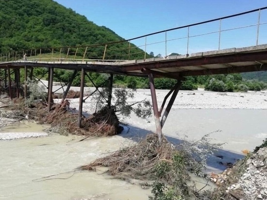 В Туапсинском районе рекой размыло опоры моста