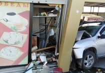 В Новосибирске 8 июля кроссовер врезался в остановку и проломил стену киоска