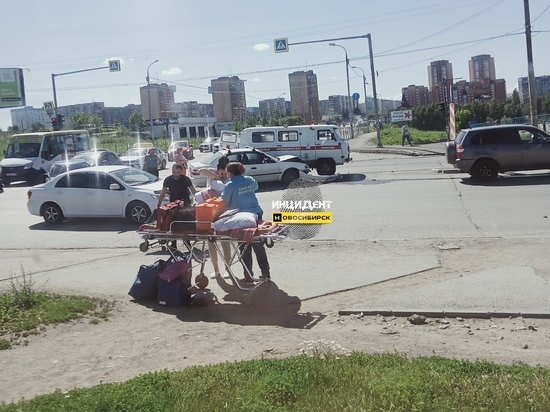 Скорая с женщиной и грудным ребенком попала в ДТП в Новосибирске